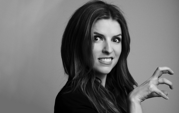 Актриса Анна Кендрик черно - белое фото