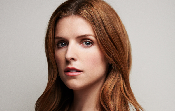 Актриса Анна Кендрик лицо крупным планом