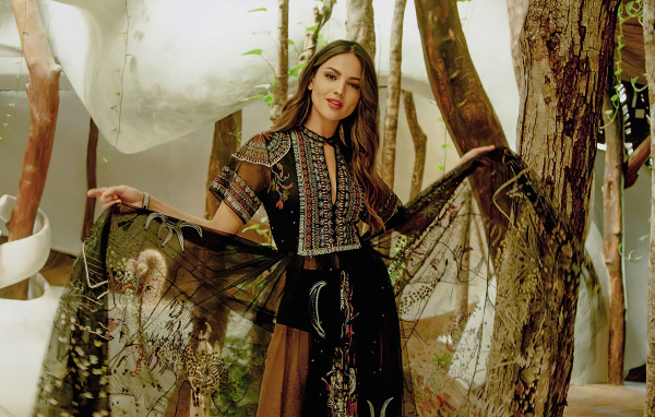 Актриса Эйса Гонсалес в красивом платье у дерева