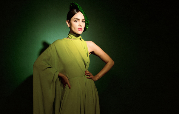 Актриса Эйса Гонсалес в платье на зеленом фоне