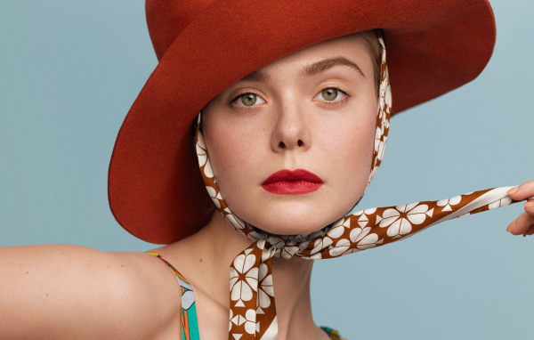 Актриса Эль Фэннинг в красной шляпе 