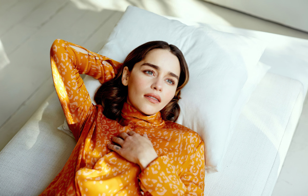 Актриса Эмилия Кларк лежит на белой подушке