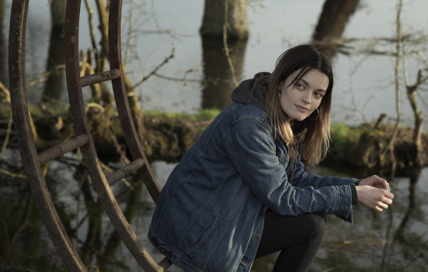 Актриса Эмма Маккей в джинсовой куртке 