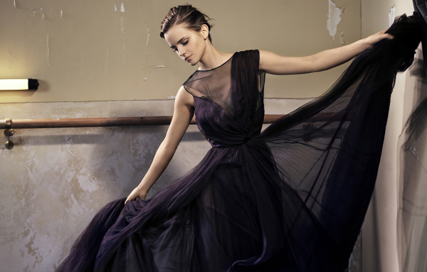 Актриса Эмма Уотсон в красивом черном платье в зале