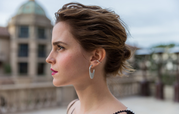 Актриса Эмма Уотсон вид сбоку