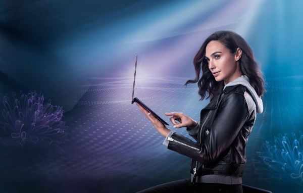 Актриса Галь Гадот с ноутбуком в руках