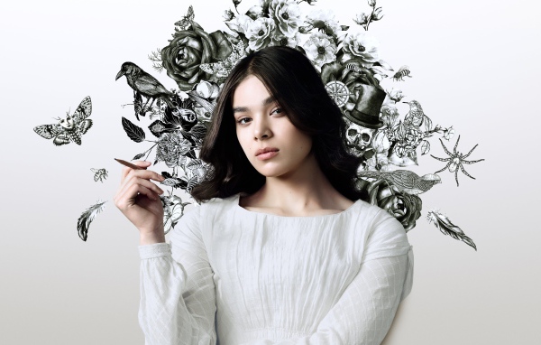 Актриса Хейли Стейнфилд в белом наряде на фоне рисунка на стене