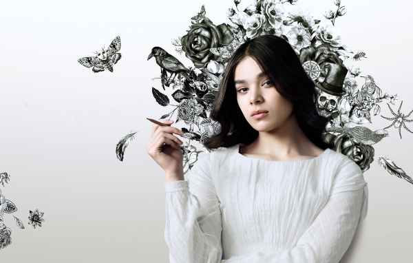 Актриса Хейли Стейнфилд на фоне рисунка на стене