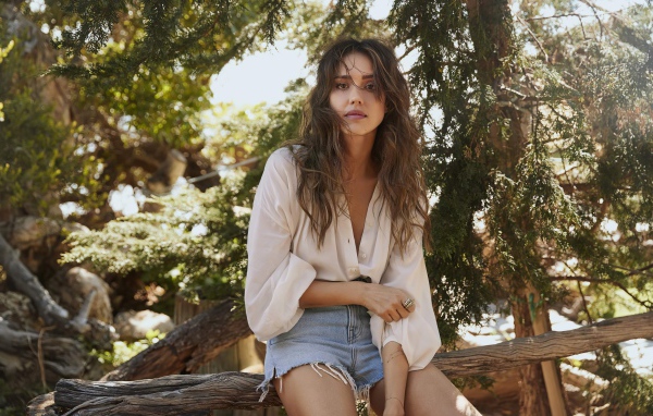 Актриса Джессика Альба сидит на сухом дереве 