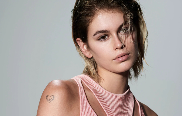Актриса Кайя Гербер с татуировкой плече