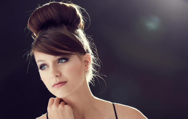 Актриса Мелисса Бенойст с прической на голове крупным планом