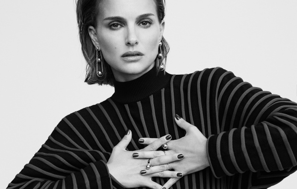 Актриса Натали Портман с украшениями черное белое фото