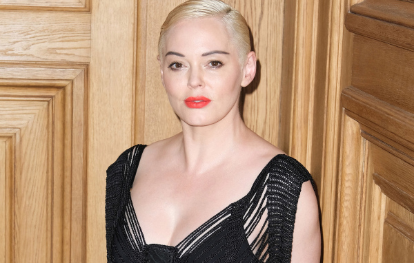 Актриса Роуз Макгоуэн с короткой стрижкой 