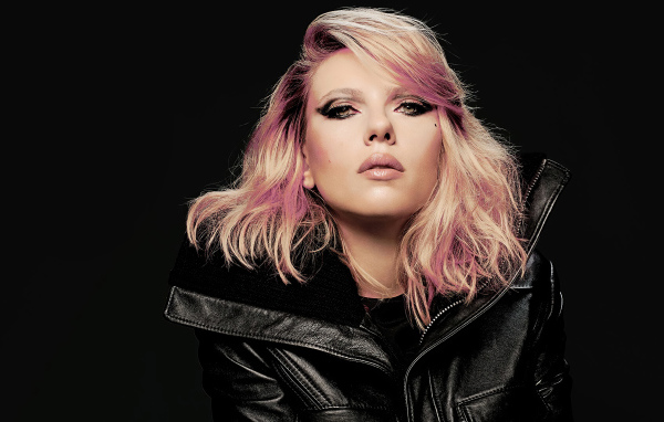 Актриса Скарлетт Йоханссон с черной кожаной куртке 