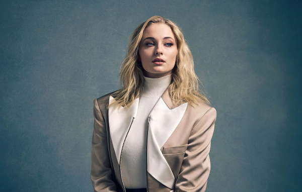 Актриса Софи Тёрнер в костюме на сером фоне