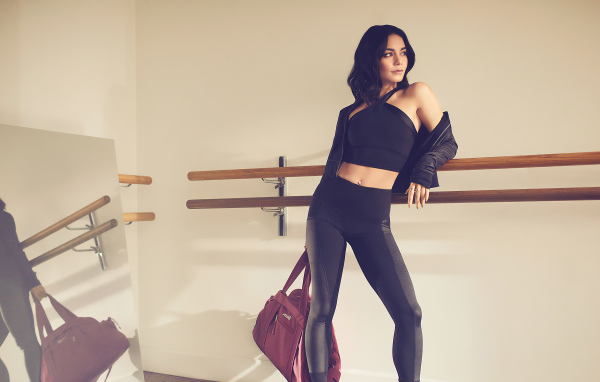 Актриса Ванесса Хадженс в черном костюме на тренировке
