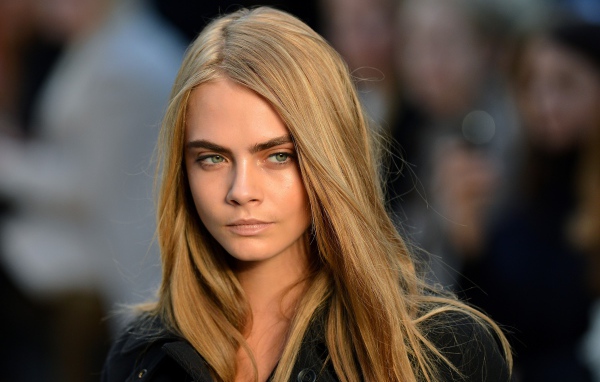 Актриса, блондинка Кара Делевинь с задумчивым взглядом