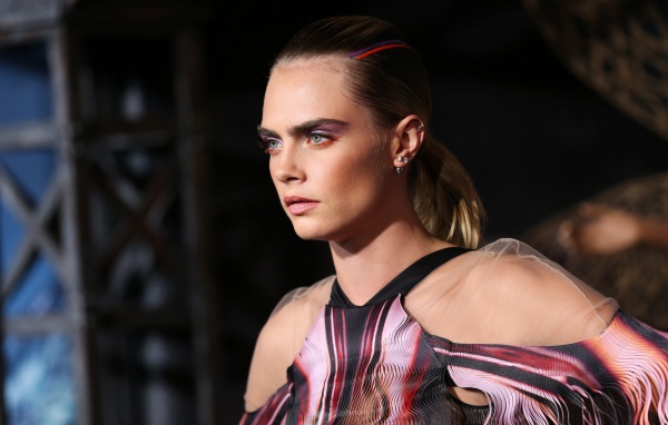 Актриса и модель Кара Делевинь в платье