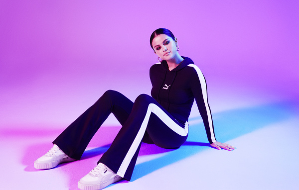 Актриса и певица Селена Гомез в костюме  PUMA 