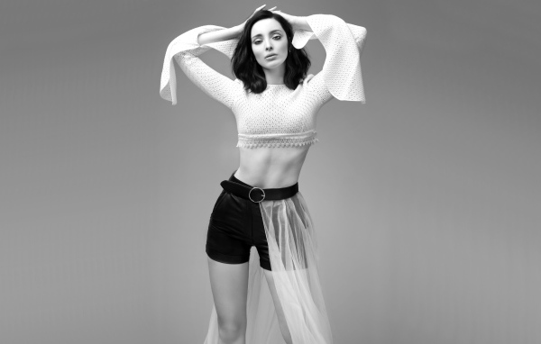 Американская актриса Эмма Дюмон в черно белом наряде