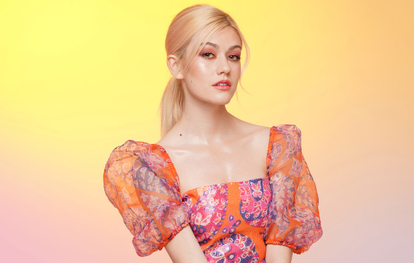 Американская актриса Кэтрин Макнамара в платье