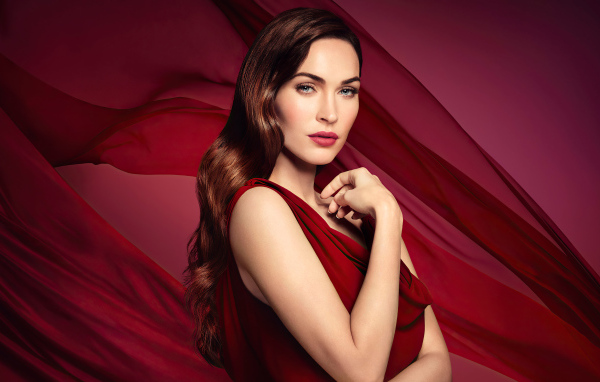 Американская актриса Меган Фокс на красном фоне