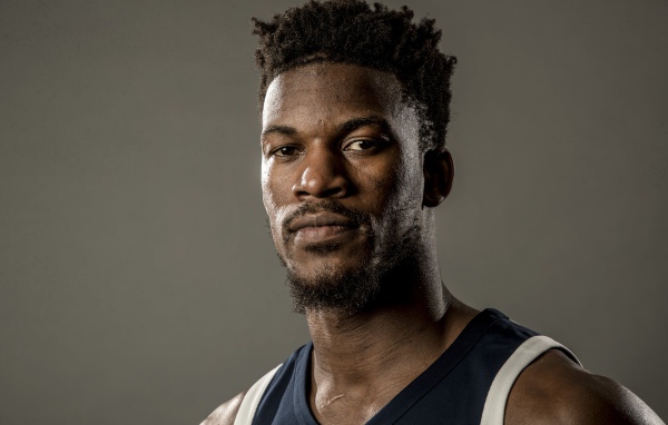 Американский баскетболист Джимми Батлер на сером фоне