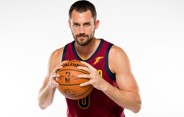 Американский баскетболист Кевин Лав с мячом в руках на белом фоне