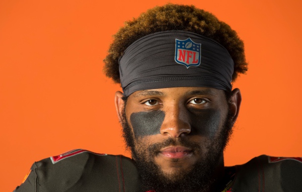 Игрок в американский футбол O. J. Howard лицо крупным планом