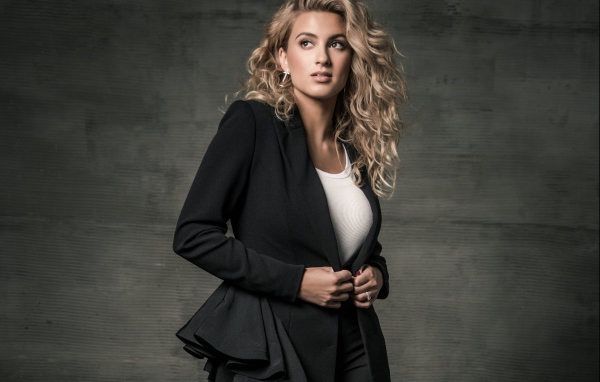 Американская певица Тори Келли в черном костюме