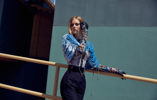 Австралийская актриса, модель Самара Уивинг в костюме