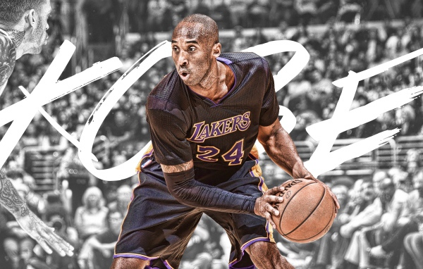 Баскетболист Коби Брайант с мячом на поле