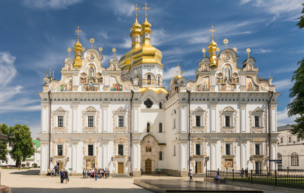 Красивый Успенский Собор под голубым небом, Киев. Украина