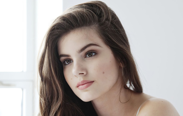 Красивая бразильская актриса Камила Кейроз лицо крупным планом