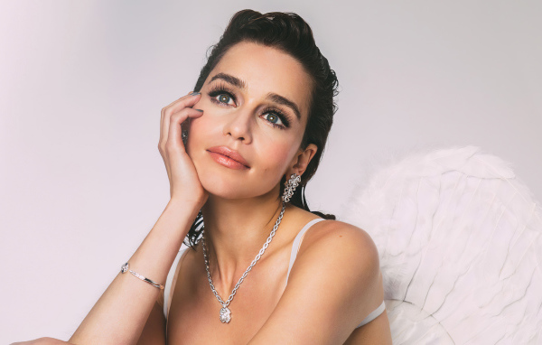 Красивая британская актриса Эмилия Кларк в белом платье 