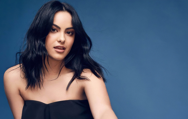 Красивая актриса Камила Мендес на синем фоне