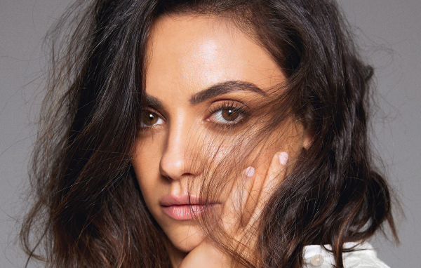 Красивая актриса Мила Кунис лицо крупным планом