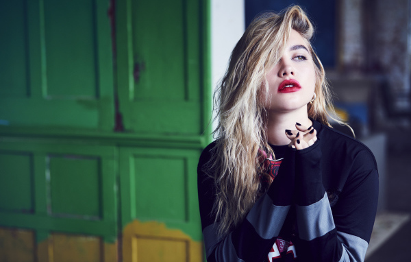 Красивая блондинка, актриса Флоренс Пью с ярким макияжем