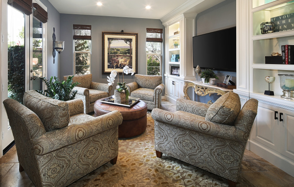 Красивая мебель в комнате с большим телевизором