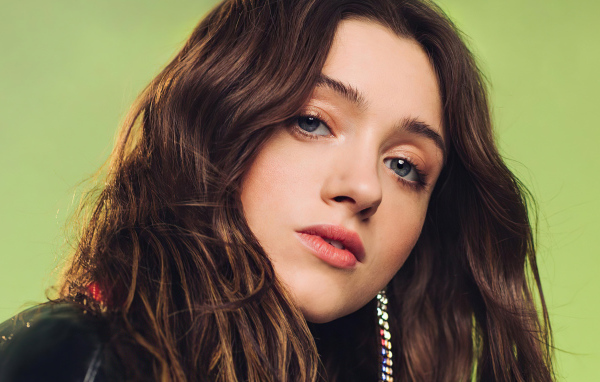 Красивая девушка  Наталия Дайер лицо крупным планом