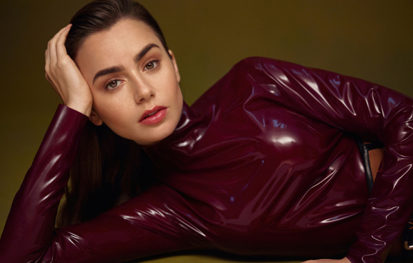 Красивая девушка, актриса Лили Коллинз в кожаном костюме 