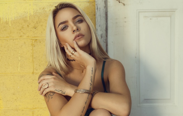 Красивая девушка с татуировками на руках 