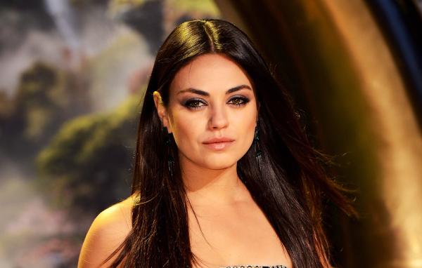 Красивая длинноволосая брюнетка, актриса Мила Кунис