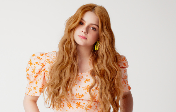 Красивая рыжеволосая актриса Ариэль Уинтер на сером фоне