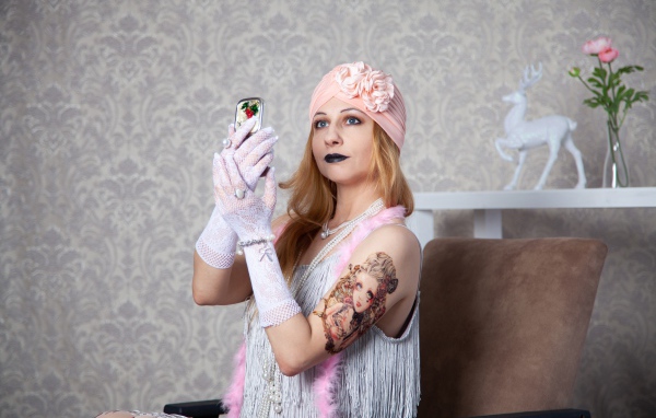 Красивая ретро девушка с татуировкой на руке