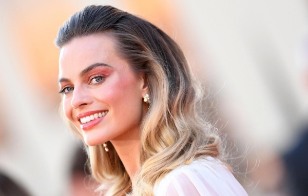 Красивая улыбающаяся актриса Марго Робби