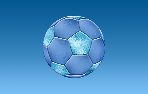 Красивый футбольный мяч на голубом фоне 