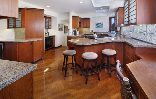 Красивая деревянная мебель в кухне 