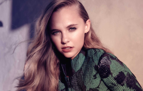 Красивая молодая девушка Мэдисон Айсмен с длинными волосами