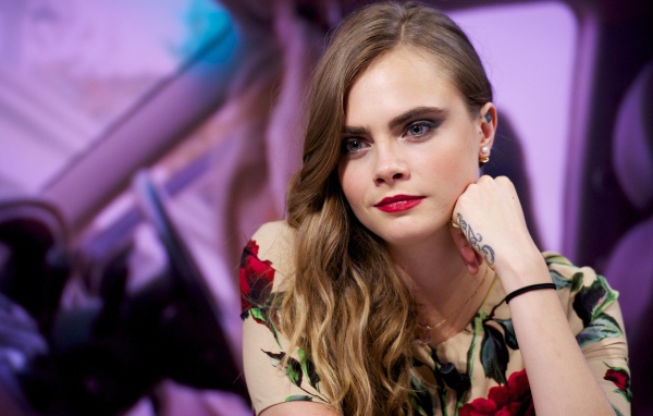 Яркая актриса Кара Делевинь в платье с татуировкой на руке